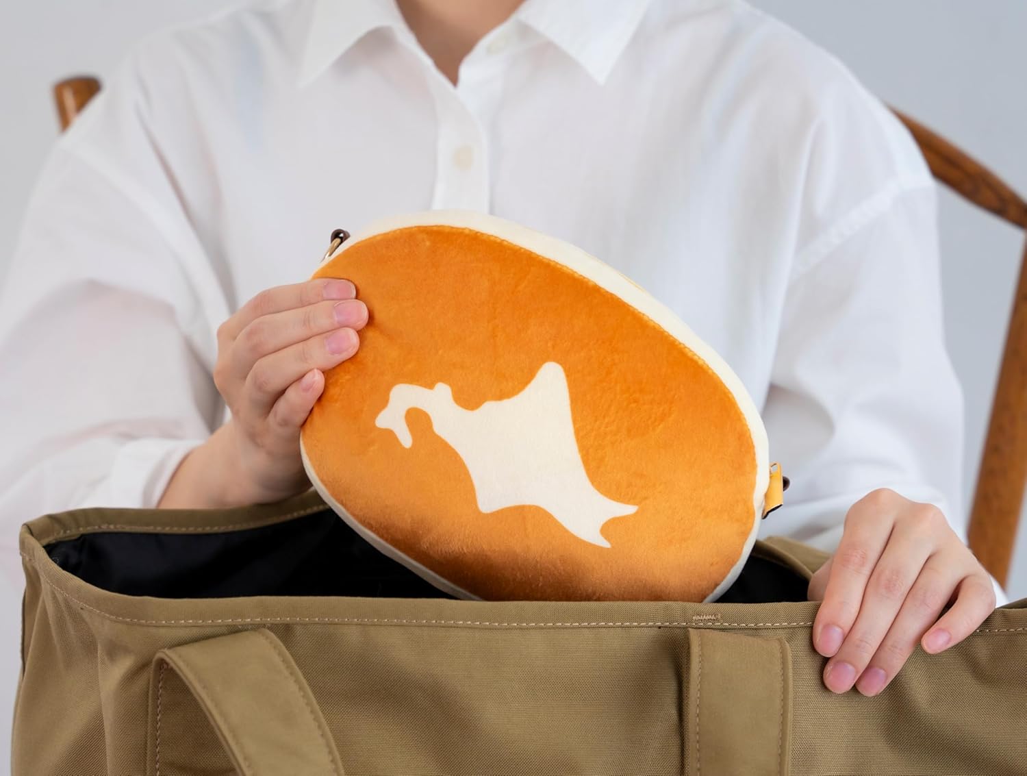 北海道チーズ蒸しケーキ ほんものみたいなふわふわポーチBOOK (TJMOOK) - YIZY