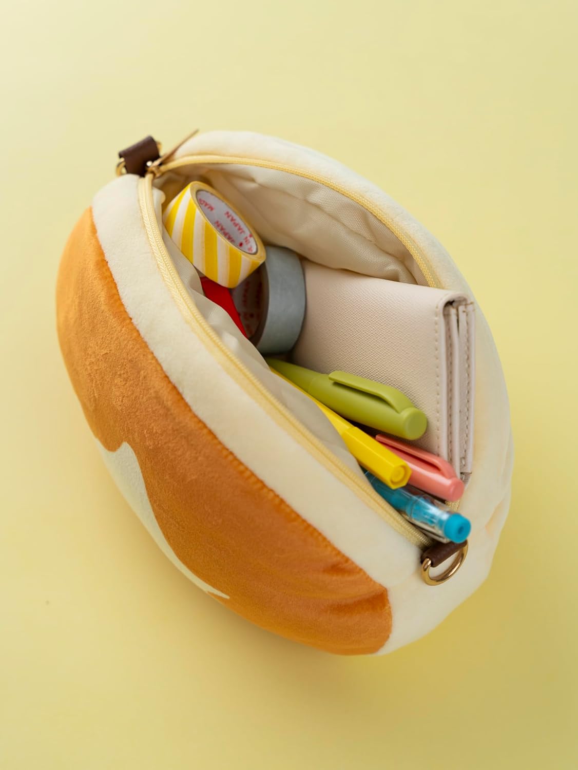 北海道チーズ蒸しケーキ ほんものみたいなふわふわポーチBOOK (TJMOOK) - YIZY