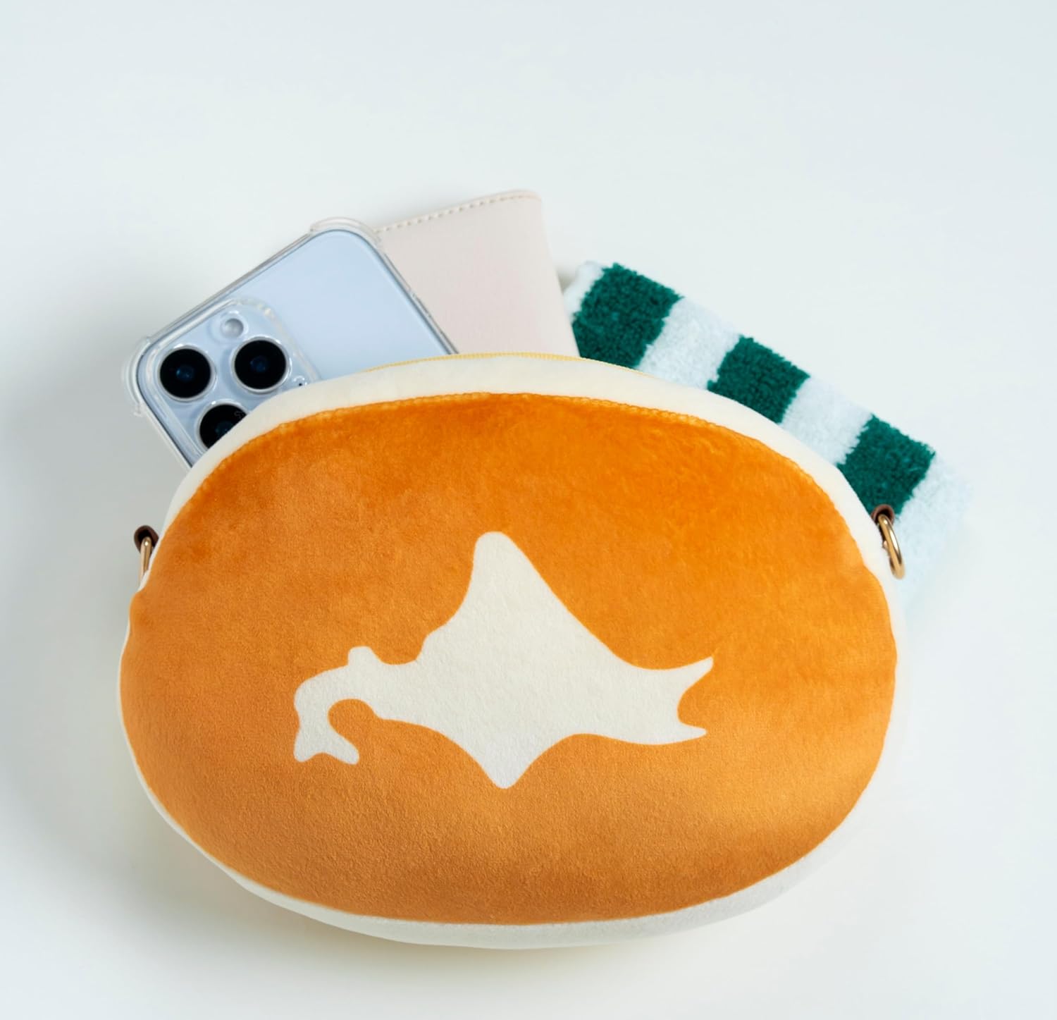 北海道チーズ蒸しケーキ ほんものみたいなふわふわポーチBOOK (TJMOOK) - YIZY