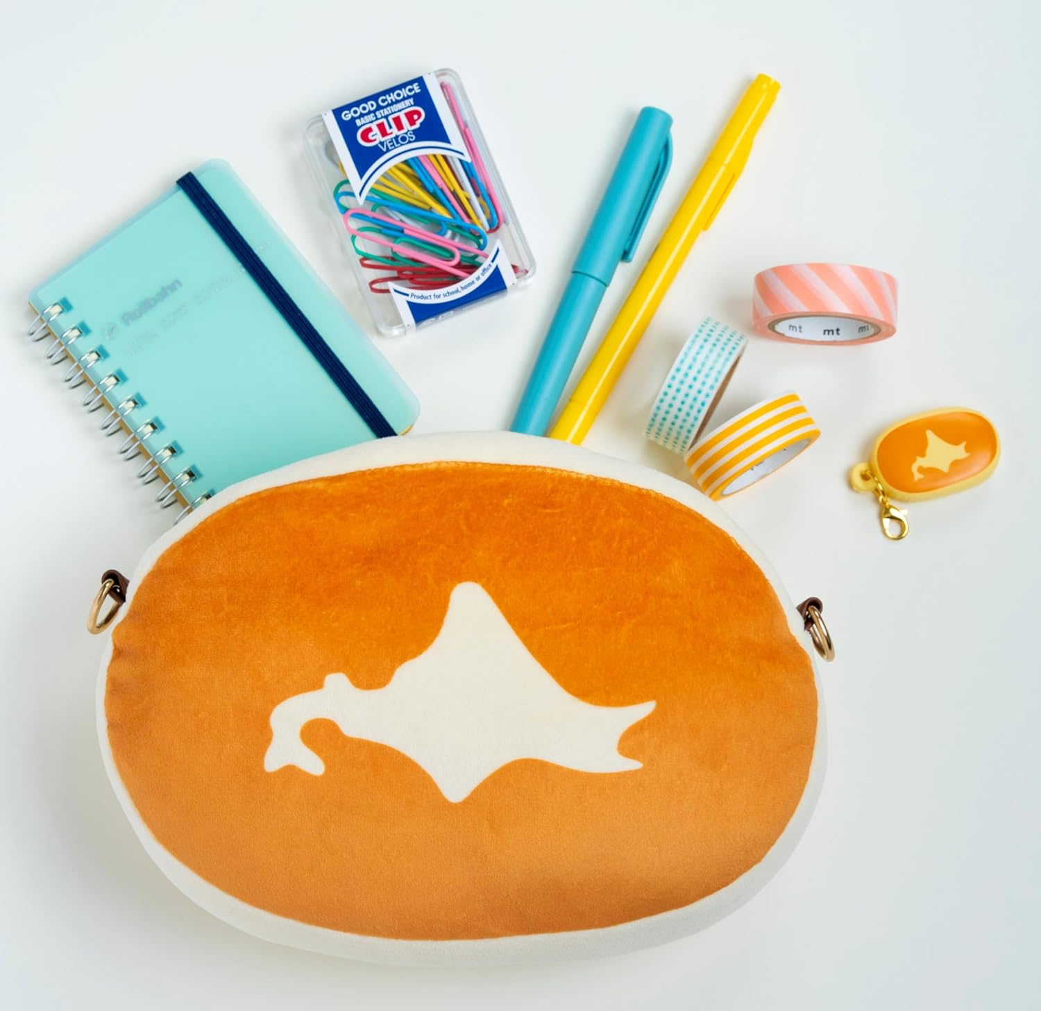 北海道チーズ蒸しケーキ ほんものみたいなふわふわポーチBOOK (TJMOOK) - YIZY